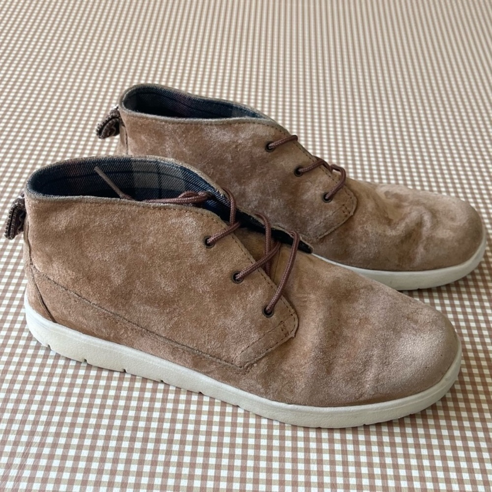 UGG men short booties. Size 6